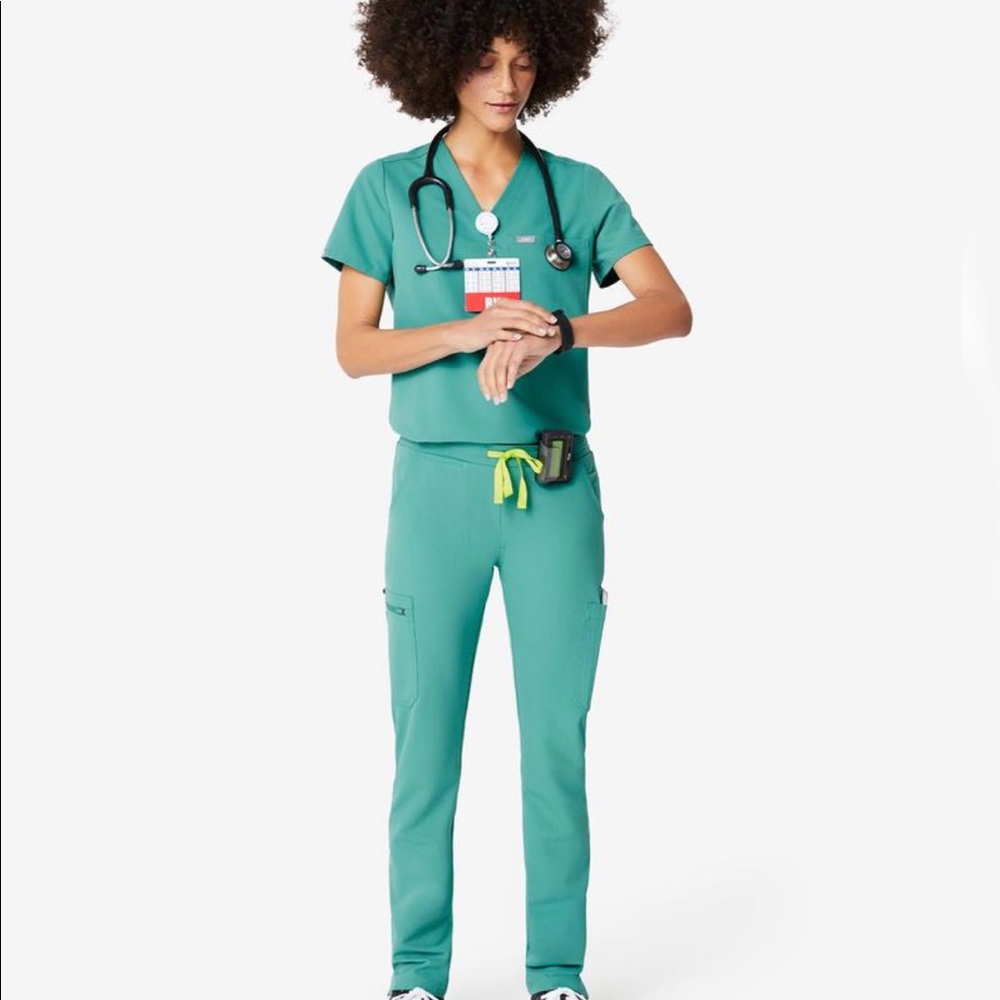 (NWT) FIGS❣️Marine❣️Catarina Scrub Top 💋